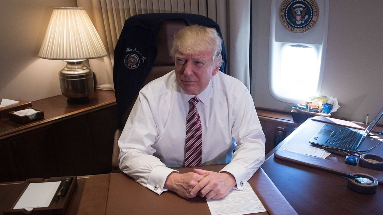 170126154054-trump-air-force-one-01-26