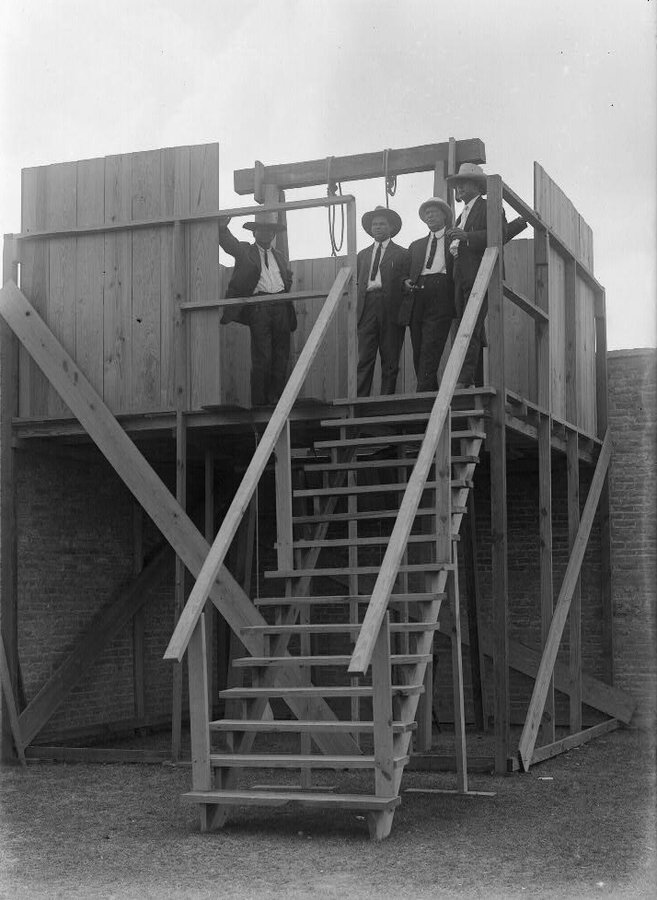 The type of drop you need to correctly hang a person, gallows in Texas, 1916.